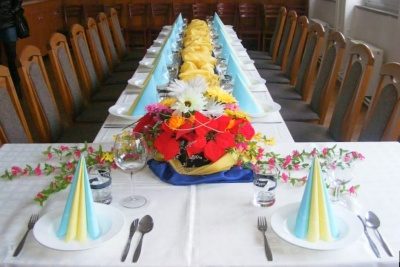 Prostřená slavnostní tabule